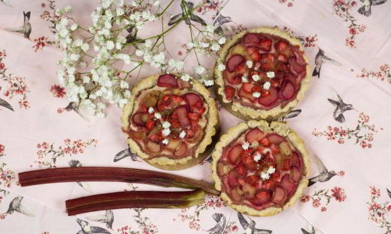 Рецепт овсяных тарталеток с клубникой и ревенем