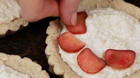 овсяные тарталетки с клубникой и ревенем