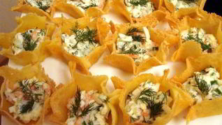 Сырные тарталетки с салатом из креветок