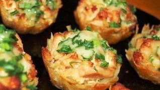 Тарталетки из картофеля под чесночным соусом