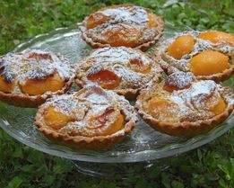 Тарталетки с абрикосами и фисташковым кремом