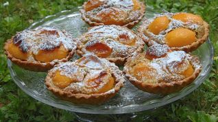 Тарталетки с абрикосами и фисташковым кремом