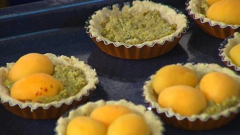 тарталетки с абрикосами и фисташковым кремом