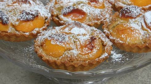 тарталетки с абрикосами и фисташковым кремом