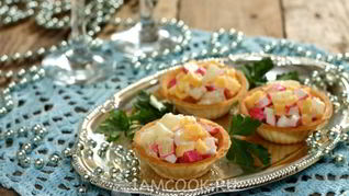 Тарталетки с ананасами и крабовыми палочками