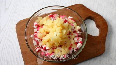 тарталетки с ананасами и крабовыми палочками