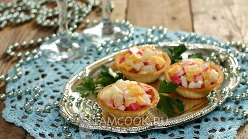 тарталетки с ананасами и крабовыми палочками