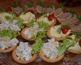 Тарталетки с ананасом и курицей