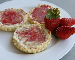 Тарталетки с белым шоколадом и клубникой