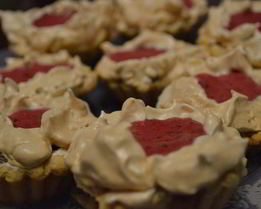 Тарталетки с безе и черной смородиной