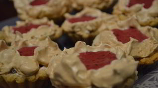 Тарталетки с безе и черной смородиной