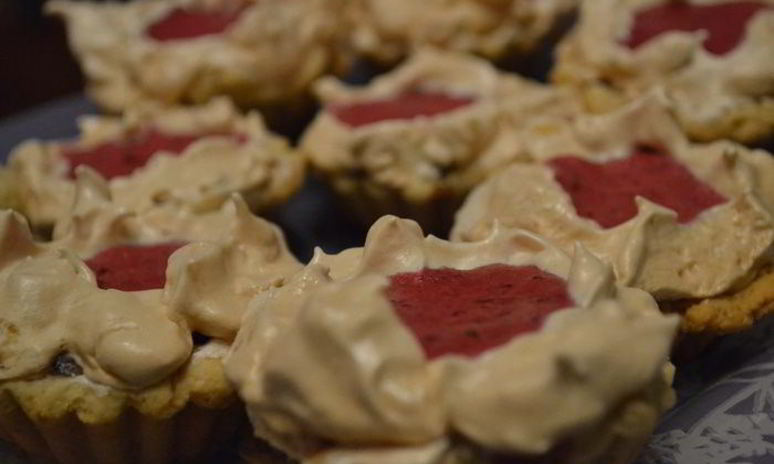 Рецепт тарталеток с безе и черной смородиной