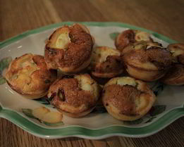 Тарталетки с карамелизированным луком и фетой