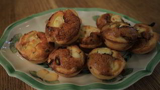 Тарталетки с карамелизированным луком и фетой