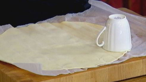 тарталетки с карамелизированным луком и фетой