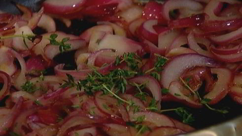 тарталетки с карамелизированным луком и фетой