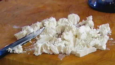 тарталетки с карамелизированным луком и фетой