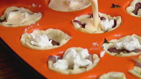 тарталетки с карамелизированным луком и фетой