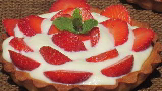 Тарталетки с клубникой и белым шоколадом