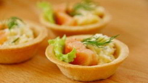 тарталетки с копченой рыбой