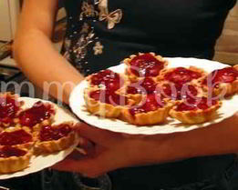 Тарталетки с кремом и ягодами