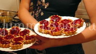 Тарталетки с кремом и ягодами