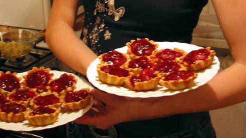 тарталетки с кремом и ягодами