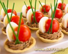 Тарталетки с печеночным муссом, перепелиными яйцами и помидорами черри