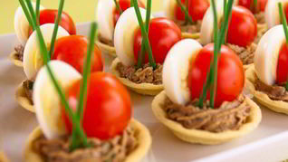 Тарталетки с печеночным муссом, перепелиными яйцами и помидорами черри