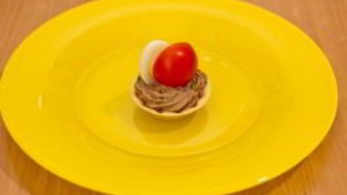 тарталетки с печеночным муссом, перепелиными яйцами и помидорами черри