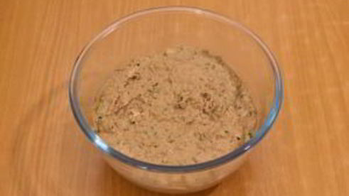 тарталетки с печеночным муссом, перепелиными яйцами и помидорами черри