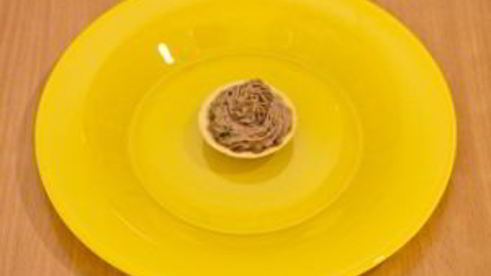 тарталетки с печеночным муссом, перепелиными яйцами и помидорами черри