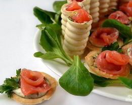 Тарталетки с семгой и сыром