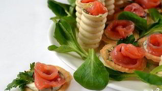 Тарталетки с семгой и сыром