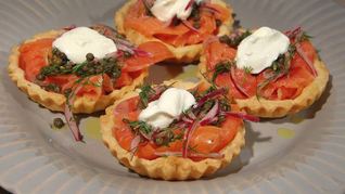 Тарталетки с семгой, красным луком и каперсами