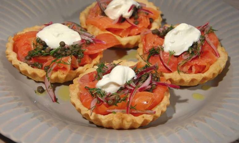 Рецепт тарталеток с семгой, красным луком и каперсами