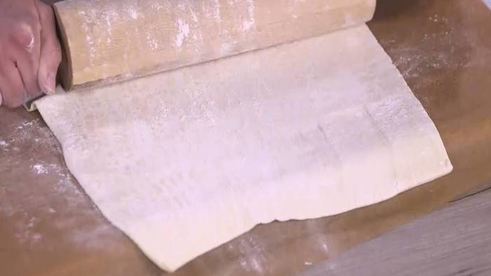 тарталетки с семгой, красным луком и каперсами