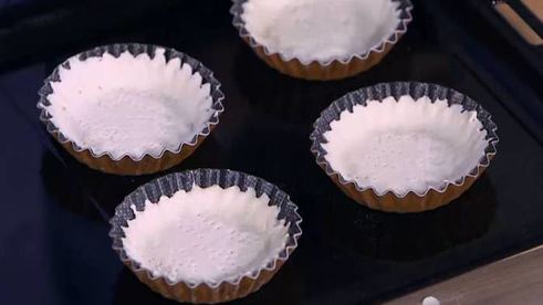 тарталетки с семгой, красным луком и каперсами