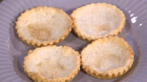 тарталетки с семгой, красным луком и каперсами