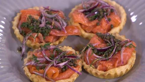 тарталетки с семгой, красным луком и каперсами