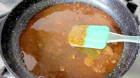 тарталетки с шоколадно-ореховой карамелью и сливками