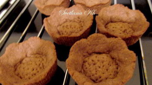 тарталетки с шоколадно-ореховой карамелью и сливками