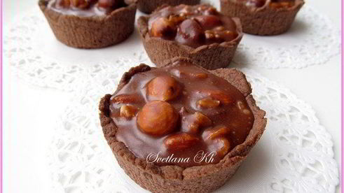 тарталетки с шоколадно-ореховой карамелью и сливками