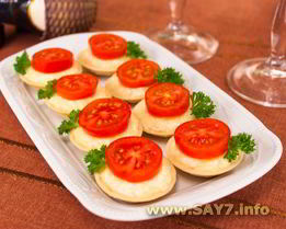 Тарталетки с сыром и помидорами