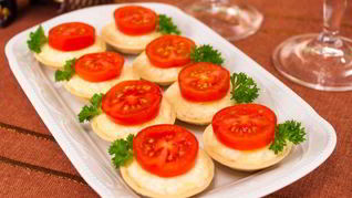 Тарталетки с сыром и помидорами