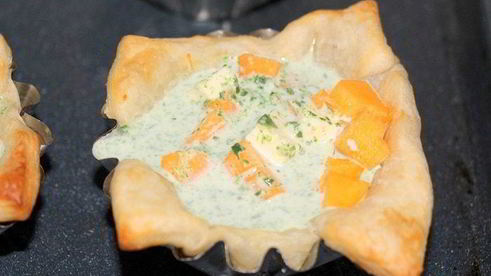 тарталетки с тыквой и фетой в сливочно-шпинатной заливке