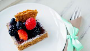 Тарталетки с ягодами и ежевичным фланом