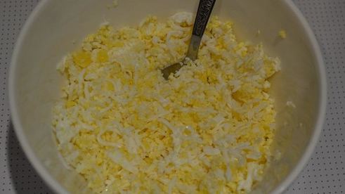 тарталетки с яйцом и сыром