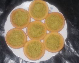 Тарталетки с зеленым горошком и авокадо