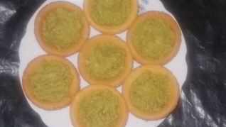 Тарталетки с зеленым горошком и авокадо